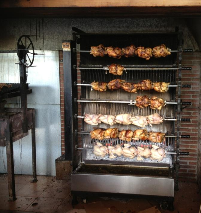 Pollos asados con leña - Restaurante Los Caballos